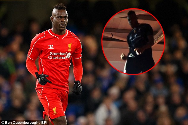 Balotelli am tham tap dut diem vao chai nuoc hinh anh