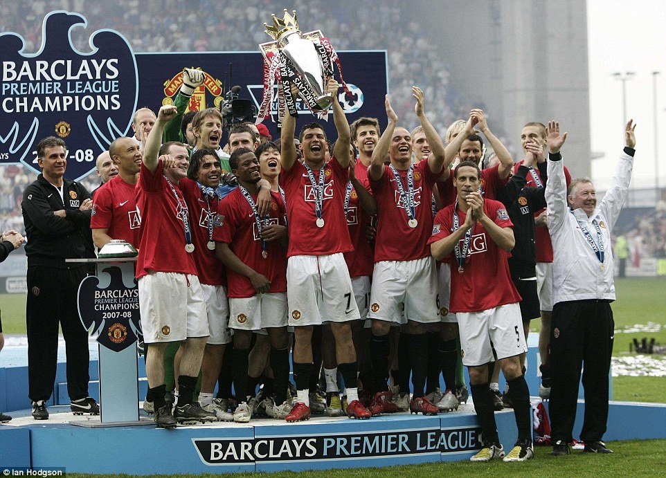 7. Mùa 2007/08, Ronaldo chơi bùng nổ khi ghi tới 42 bàn thắng, giúp M.U bảo vệ thành công danh hiệu vô địch Premier League. Trong đó, cú đánh gót thành bàn trong chiến thắng 4-0 trước Aston Villa hồi tháng 3/2008 là một trong những dấu ấn đáng nhớ nhất trong sự nghiệp của CR7. 