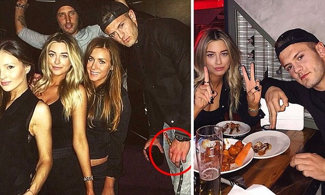 Wilshere lai thach thuc HLV Wenger voi ong shisha tren tay hinh anh