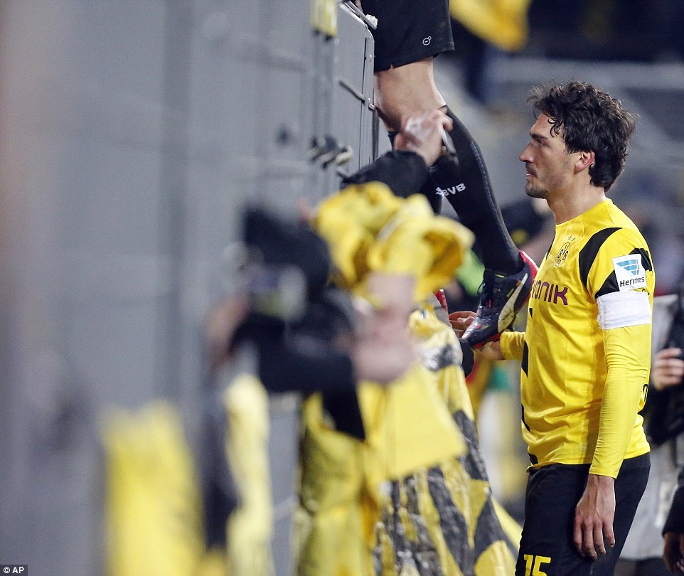 Noi that vong cung cuc cua Dortmund sau khi xuong day BXH hinh anh