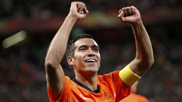 Trong sự nghiệp thi đấu, Van Bronckhorst từng kinh qua những CLB danh tiếng như Arsenal, Barcelona, Ranges và Feyenoord và giành nhiều danh hiệu cao quý như La Liga (2), Premier League (1), VĐQG Scotland (2) và VĐQG Hà Lan (2).