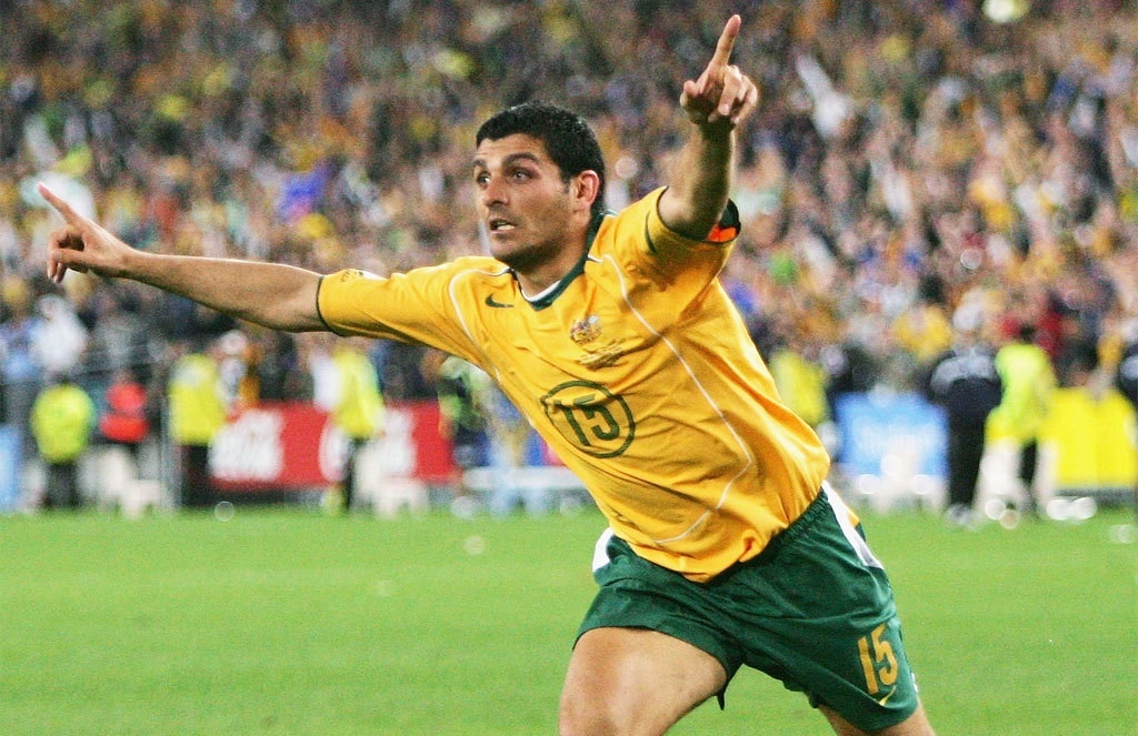 Aloisi là huyền thoại của bóng đá Australia. Ông từng 55 lần khoác áo ĐTQG và ghi 27 bàn thắng. Cựu tiền đạo 38 tuổi từng chơi bóng tại Anh trong các CLB như Portsmouth và Coventry City.