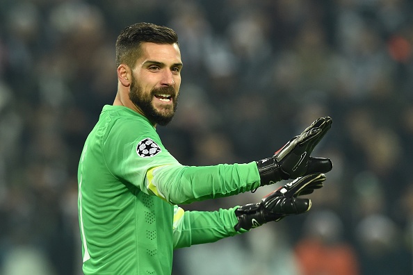 Iker Casillas có 46 pha cứu thua mùa này, trong khi con số dành cho Moya là 38. Tuy nhiên, phản xạ, khả năng ra vào và sự ổn định của thủ thành bên phía Atletico lại được đánh giá cao hơn so với thủ môn của Real. 