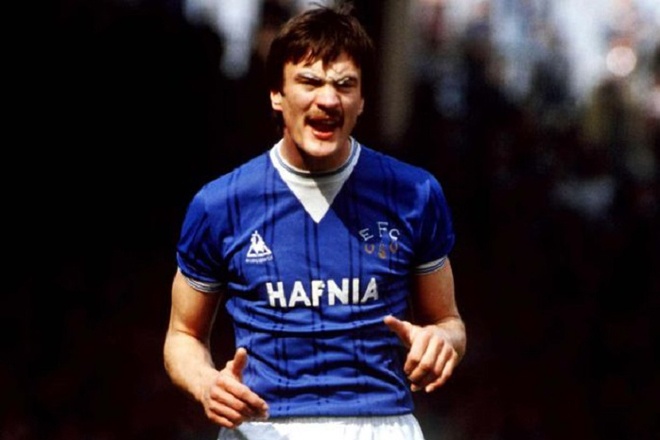 Derek Mountfield năm nay 52 tuổi và giải nghệ từ khá lâu. Trong sự nghiệp cầu thủ, ông chủ yếu khoác áo Everton (1982-1988), Aston Villa (1988-1991) và Wolves (1991-1994). Trong những năm đầu khoác áo Everton, Mountfield chơi ấn tượng và gặt hái được những thành công. Tuy nhiên, ông cũng được nhắc nhiều nhờ “thành tích”... đốt lưới nhà với 6 lần.