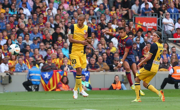 Cu sut trai pha cua Sanchez vao luoi Atletico hinh anh