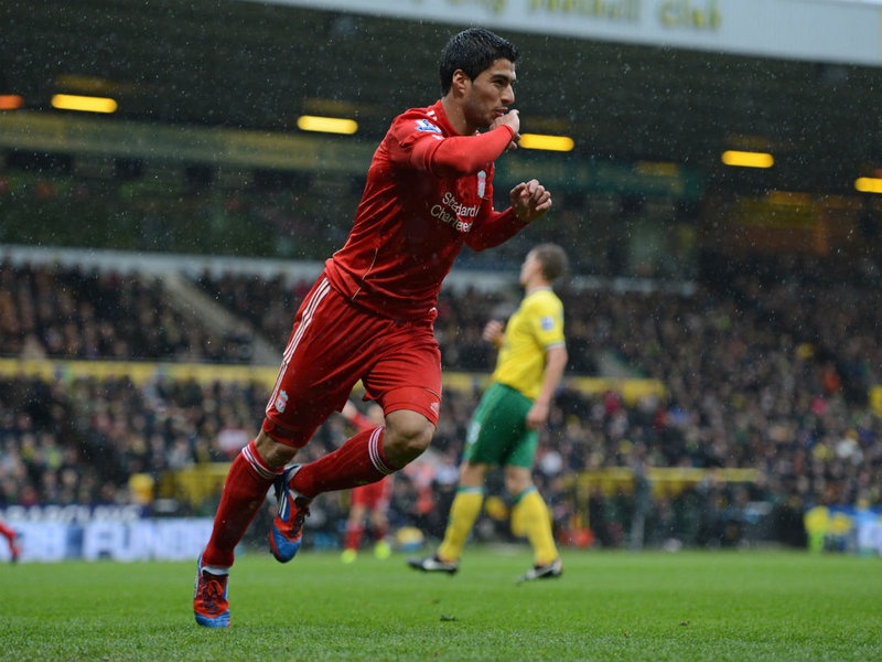 Cu lop bong tu khoang cach 40 m cua Suarez hinh anh