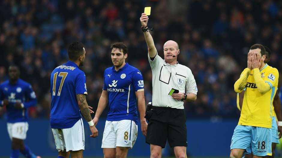 Trước khi bị thay ra vì màn trình diễn nghèo nàn, Simpson nhận thẻ vàng trong một tình huống không đáng có.