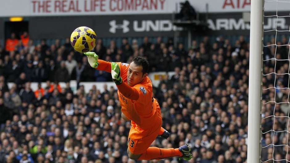Ospina có hai pha tung người cứu thua xuất thần. Tuy nhiên, chừng đó chưa đủ để anh ghi điểm trong mắt người hâm mộ Arsenal. Nếu tuyển thủ người Colombia quyết đoán hơn trong các tình huống ra vào, Pháo thủ có thể không phải ra về với cảnh trắng tay.