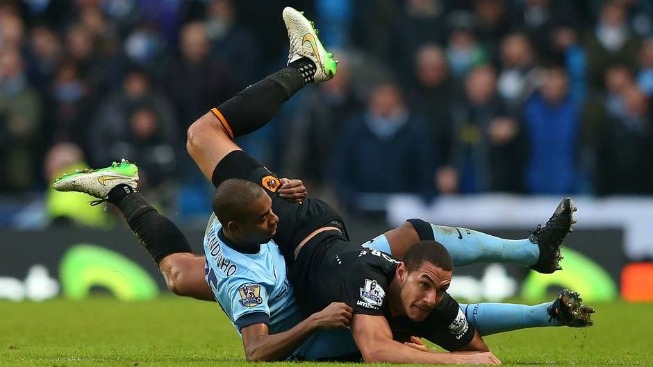 Những đường chuyền dài của Fernandinho cho Sergio Aguero thường thiếu chuẩn xác. Không những thế, cầu thủ người Brazil cũng không hỗ trợ nhiều cho hàng thủ khiến Man City bị Hull City kìm chân với tỷ số 1-1.