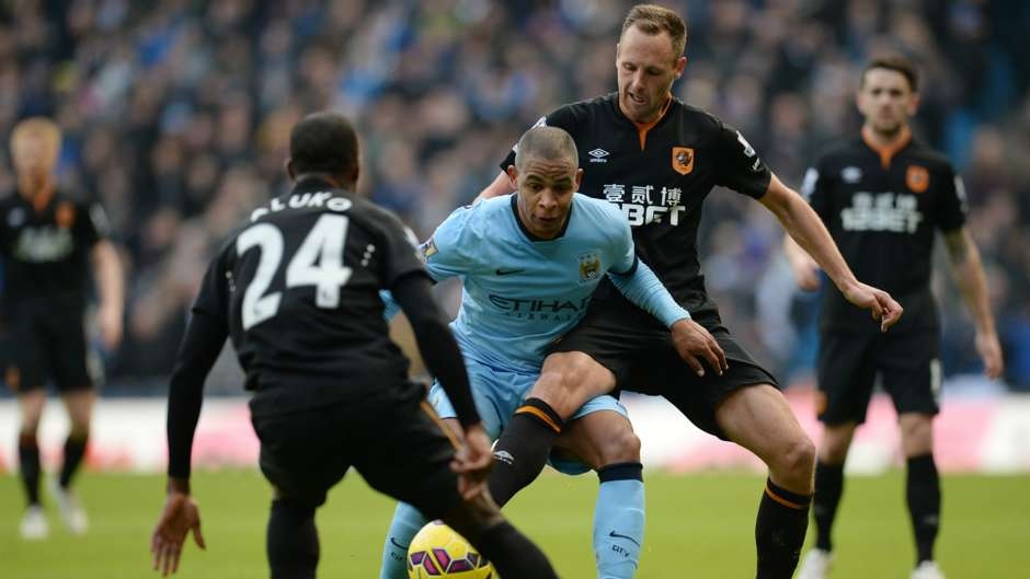 Giống người đồng hương Fernandinho, Fernando đã không hoàn thành tốt nhiệm vụ hỗ trợ hàng thủ. Những đường chuyền lên phía trên của ngôi sao này cũng luôn thiếu sự đột biến cần thiết.