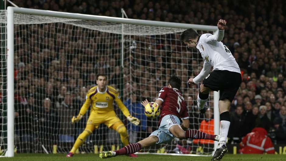 Đá cặp với cầu thủ thiếu cơ động và thiếu ý tưởng như Falcao khiến Van Persie cũng không thể tỏa sáng. Chân sút người Hà Lan hoàn toàn bất lực trước hàng thủ không được đánh giá cao của West Ham.