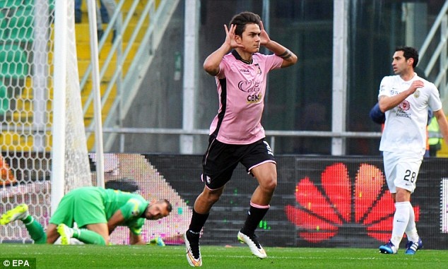 M.U cu nguoi di xem ‘Aguero moi’ tri gia 30 trieu bang hinh anh