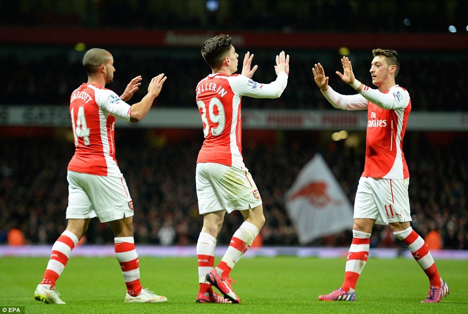 Danh bai Leicester 2-1, Arsenal soan vi tri thu 4 cua M.U hinh anh