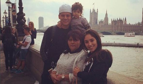 Bo me cua sao M.U bi hanh hung da man va doa giet hinh anh