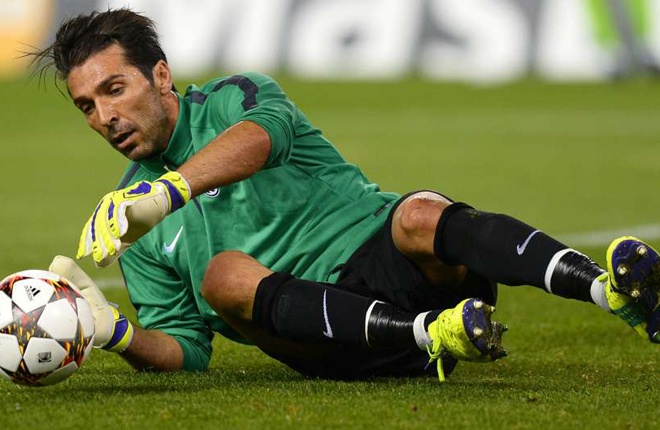 Buffon là một trong những thủ môn vĩ đại nhất làng túc cầu. Thủ thành đắt giá nhất lịch sử tỏa sáng khi mới 17 tuổi trong trận đấu giữa Parma và AC Milan và anh luôn duy trì phong độ ấn tượng suốt 20 năm qua. Tính đến thời điểm này, “Người nhện” đem về cho Lão phu nhân 7 danh hiệu Scudetto.