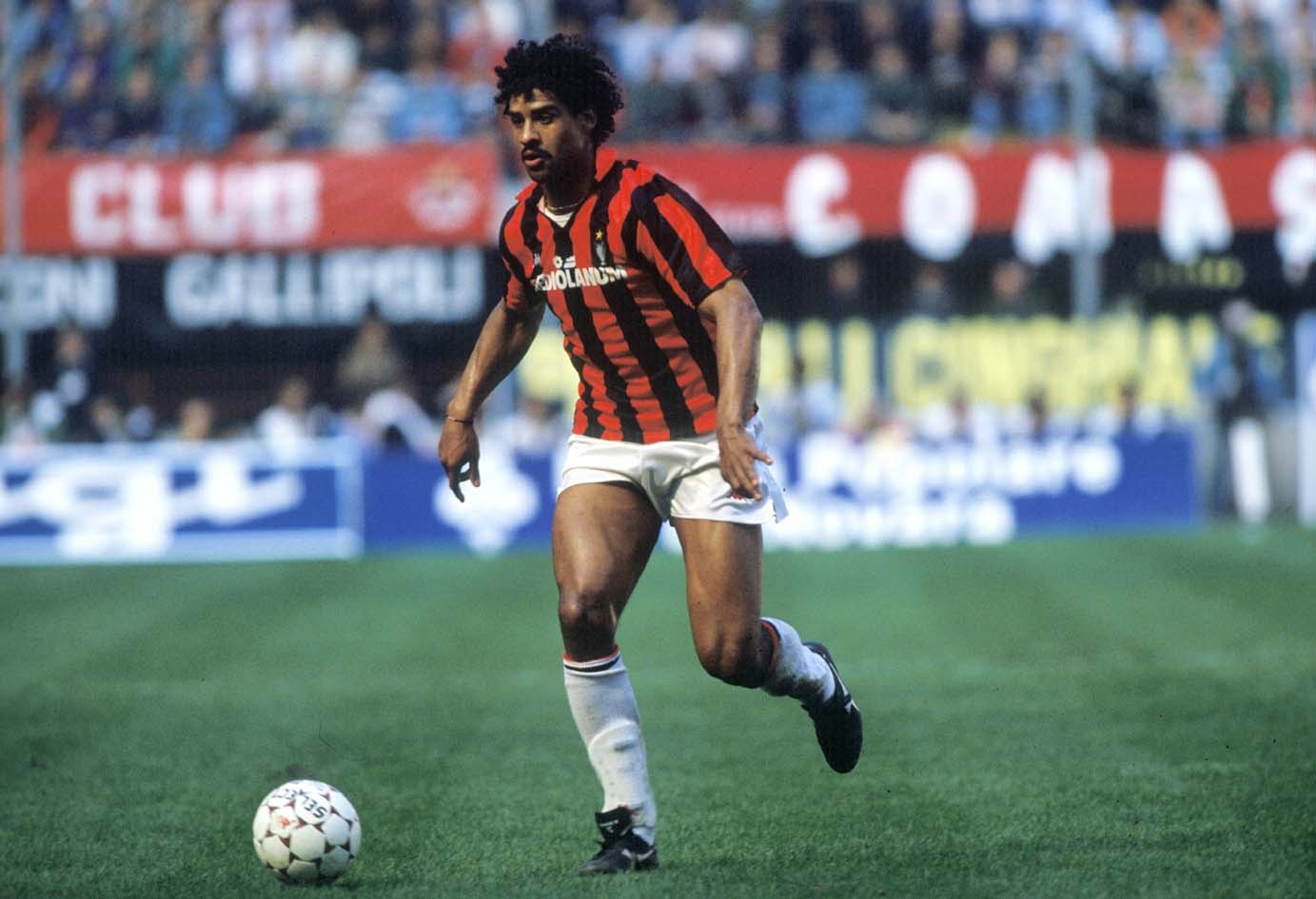 Rijkaard là tiền vệ tuyệt vời. Cựu danh thủ người Hà Lan từng 2 lần giơ cao danh chức vô địch Scudetto cùng 2 Cúp C1 trong 5 năm khoác áo AC Milan. Ông là người ghi bàn giúp Rossoneri đánh bại Benfica trong trận chung kết Cúp C1 năm 1990.