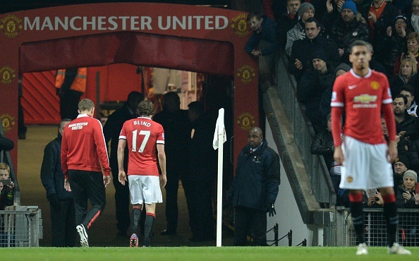 Việc M.U không được tham dự Cúp C1 và sớm bị loại khỏi Carling Cup là một phần nguyên nhân khiến khoản nợ tăng lên. Ảnh: Getty Images.