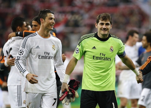 Casillas là một trong những thủ môn xuất sắc nhất trong bóng đá hiện đại. Anh vượt mặt Van Der Sar để có mặt trong đội hình này nhờ vào những thành tích ấn tượng cùng CLB và ĐT Tây Ban Nha (giành 3 Champions League, 5 La Liga, 2 Cúp nhà vua, 1 World Cup và 2 EURO). Anh từng được IFFHS bình chọn là thủ môn xuất sắc nhất thế giới 5 năm liên tiếp và hiện là cầu thủ khoác áo La Roja nhiều nhất.