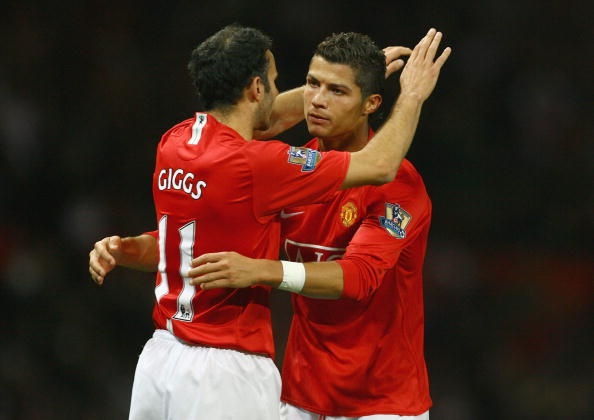 Giggs dành trọn sự nghiệp cầu thủ cho M.U và cùng Quỷ đỏ giơ cao 13 chức vô địch Premier League, 2 UEFA Champions League, 4 FA Cup và 9 Community Shield. So với Luis Figo, Giggs vẫn có phần nổi trội hơn ở mọi góc độ.