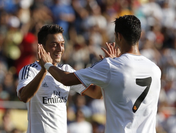 Không cầu thủ nào kiến tạo cho Ronaldo nhiều hơn Oezil. Đây chính là lý do CR7 nổi giận sau khi Real bán tuyển thủ Đức cho Arsenal vào hè 2013. Siêu sao người Bồ Đào Nha từng chia sẻ: “Oezil là cầu thủ hiểu rõ nhất những bước di chuyển của tôi trên hàng công. Tôi rất buồn khi anh ấy ra đi”.