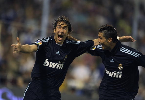 Raul là huyền thoại tại Bernabeu. Trong 16 năm cống hiến cho đội 1 Real, “Chúa nhẫn” ghi 307 bàn sau 733 trận, giúp Kền kền trắng giành rất nhiều danh hiệu, nổi bật nhất là 7 chức vô địch La Liga và 3 Champions League. Ronaldo thừa hưởng lại chiếc áo số 7 từ Raul sau khi cựu tuyển thủ Tây Ban Nha chuyển sang Schalke năm 2010.
