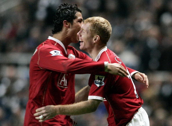 Scholes nằm trong số những tiền vệ xuất chúng bên cạnh Zinedine Zidane, Xabi Alonso và Xavi. Giống Giggs và Neville, cựu danh thủ người Anh cũng cống hiến trọn sự nghiệp cho M.U. Anh giúp Quỷ đỏ hai lần vô địch Champions và 11 lần lên ngôi tại Premier League. Scholes là nhân tố then chốt giúp M.U đoạt cú ăn ba thần thánh mùa 1998/99.