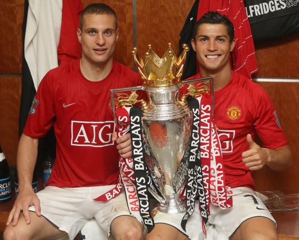 Vidic là hòn đá tảng nơi hàng phòng ngự của M.U. Sự kết hợp hoàn hảo giữa Vidic và Rio Ferdinand giúp bộ đôi này trở thành cặp trung vệ xuất sắc nhất lịch sử Premier League. Trong 8 năm gắn bó với Quỷ đỏ, tuyển thủ Serbia giành 5 chức vô địch Premier League, 1 UEFA Champions League, 1 FIFA World Club Cup và 3 League Cup.