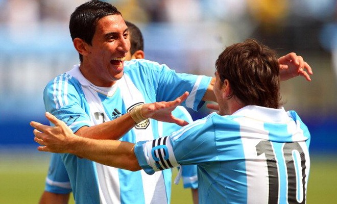 Trước khi gia nhập M.U, Di Maria là kình địch của Messi ở cấp CLB. Tuy vậy, bộ đôi này lại là bạn thân trong màu áo đội tuyển Argentina. Sự ăn ý giữa Messi và Di Maria được thể hiện rõ nét tại World Cup 2014. Cũng vì “Thiên thần” dính chấn thương, một mình Messi không thể giúp Albiceleste đánh bại tuyển Đức trong trận chung kết.