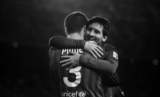 Pique và Messi cùng trưởng thành ở lò đào tạo trẻ La Masia. Sau 4 năm lưu lạc ở M.U (2004-2008), ngôi sao 28 tuổi trở lại Nou Camp và trở thành trung vệ hàng đầu thế giới. Pique là một cầu thủ thông minh và không chiến cực tốt. Trong hơn 6 năm cống hiến cho Blaugrana, Pique giành 16 danh hiệu giống Dani Alves.