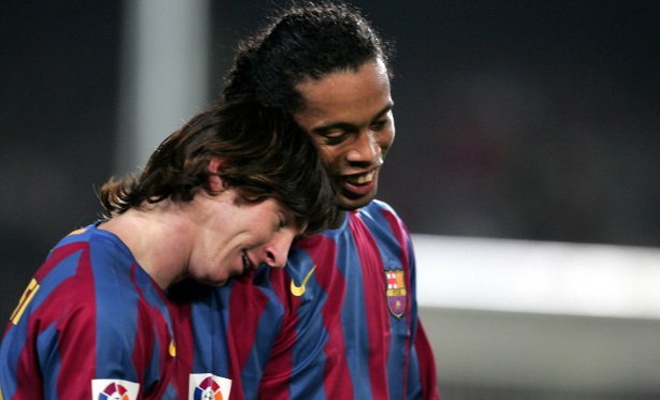 Nhiều người nói vui rằng Ronaldinho là Lionel Messi trước khi Messi thực xuất hiện. Siêu sao người Brazil sở hữu đầy đủ những gì tuyệt hảo nhất như tốc độ, kỹ thuật, chuyền bóng, kiến tạo, nhãn quan chiến thuật, khả năng săn bàn… Ngoài những thành công ở CLB, “chàng vẩu” nổi trội hơn hẳn đàn em ở cấp đội tuyển quốc gia.