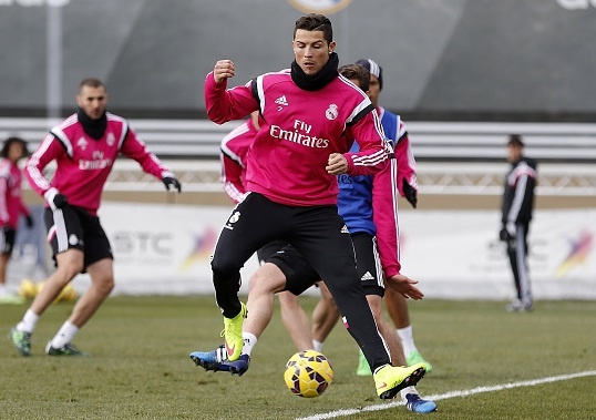 Ronaldo tap luyen quen ngay Le tinh nhan hinh anh