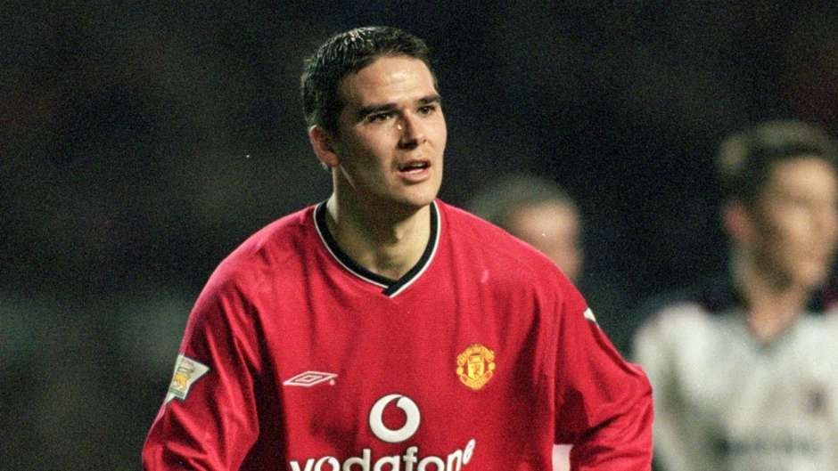 Healy được xem là hiện tượng ở lò đào tạo trẻ của M.U với lối chơi tốc độ và khả năng đánh hơi bàn thắng cực tốt. Tuy nhiên, khi đôn lên đội 1, tiền đạo người Bắc Ireland lại chẳng thể hiện được gì. Sau hai mùa giải, chân sút sinh năm 1979 phục vụ bầy Quỷ đỏ đúng 3 trận trước khi bị đem bán cho Preston.