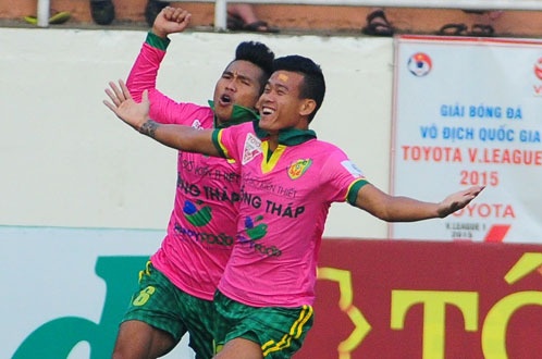 Các cầu thủ Đồng Tháp tận dụng rất tốt sai lầm ở hàng thủ của HAGL. Ảnh: Tuổi trẻ.