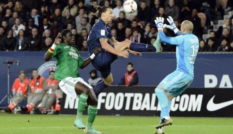 Ibra dap thang vao nguc thu mon Ruffier cua Troyes hinh anh