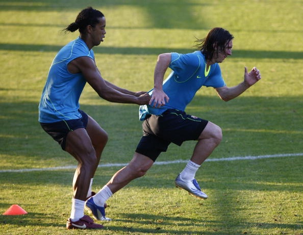 “Tôi luôn kể về khoảnh khắc đầu tiên khi tôi bước vào phòng thay đồ rằng, những cầu thủ Brazil luôn chào đón và giúp tôi cảm thấy rất thoải mái, trong đó Ronaldinho là người nổi bật nhất. Anh ấy là ngôi sao của đội bóng. Tôi học rất nhiều từ Dinho”.