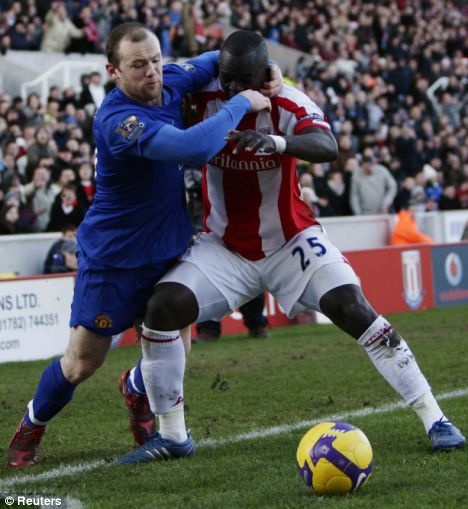 Rooney co tinh danh cui cho vao mat Abdy Faye hinh anh