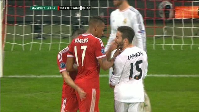Ribery thang tay tat vao mat hau ve Carvajal cua Real hinh anh