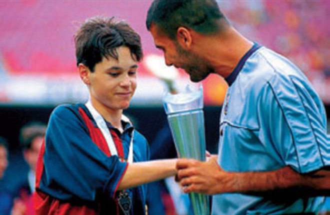 Iniesta là một trong những tiền vệ xuất sắc nhất thế giới trong thế hệ của mình. Cùng với Barca và ĐT Tây Ban Nha, Iniesta sưu tập đủ mọi danh hiệu vô địch. Thần tượng từ thuở nhỏ của ngôi sao 30 tuổi là ông thầy cũ Pep Guardiola và huyền thoại bóng đá Đan Mạch, Michael Laudrup. Iniestea thổ lộ: 