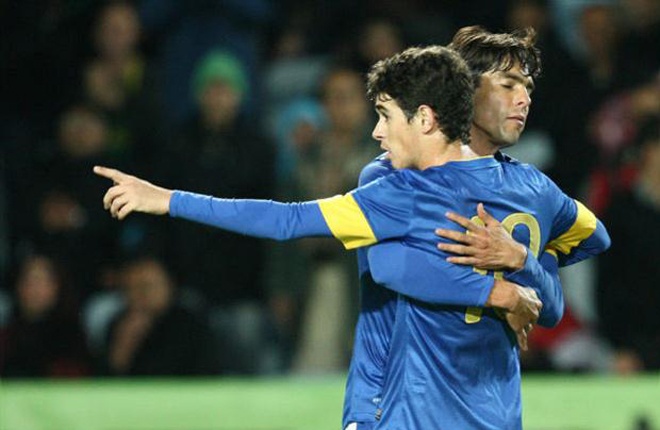 Oscar là tiền vệ có lối chơi thông minh, kỹ thuật điêu luyện cùng nhãn quan chiến thuật sắc bén. Những điều đó giúp anh che lấp được nhược điểm thể lực kém. Trong màu áo Chelsea, tuyển thủ Brazil luôn là sự lựa chọn hàng đầu của HLV Jose Mourinho. Theo Oscar, người đàn anh đồng hương Kaka chính là hình mẫu mà anh học theo khi còn là một cậu nhóc: 