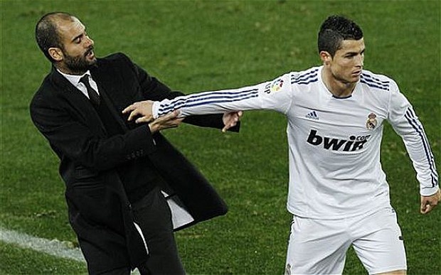 Ronaldo gay go voi HLV Pep Guardiola va Iniesta hinh anh