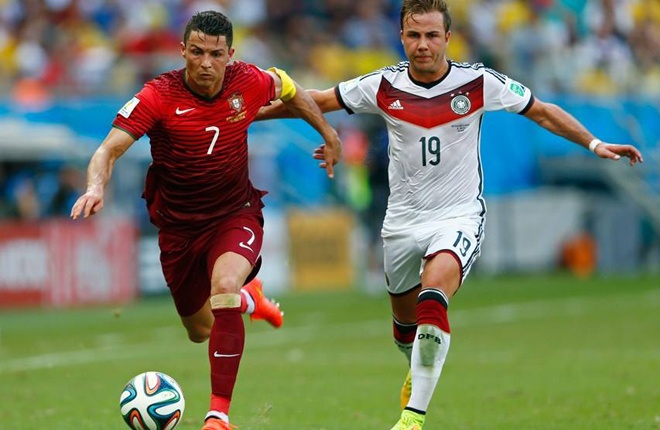 Mario Goetze khởi nghiệp tại Dortmund và hiện khoác áo Bayern Munich. Anh chính là người ghi bàn duy nhất giúp đội tuyển Đức lên ngôi vô địch World Cup 2014. Lối chơi cũng như thể hình của Goetze khá giống với Lionel Messi, song theo tiết lộ thì thần tượng của anh là Cristiano Ronaldo. Nhưng cảm hứng thi đấu lại được Goetze lấy từ huyền thoại bóng đá Pháp, Zinedine Zidane.