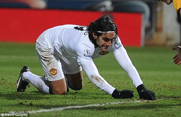 10 ly do M.U nen tong khu Falcao vao cuoi mua hinh anh