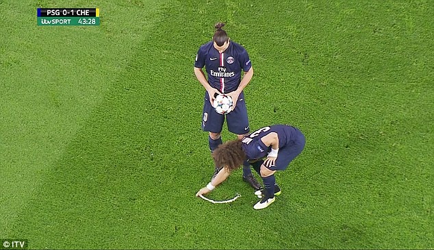 David Luiz gio tro gian lan nham giup Ibra ghi ban hinh anh