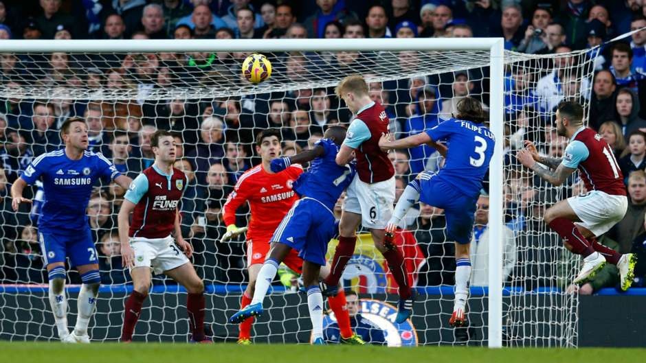 Cựu cầu thủ Man City không chỉ khóa chặt họng súng tử thần Diego Costa của Chelsea, mà anh còn trở thành người hùng của Burnley với bàn thắng ấn định tỷ số 1-1 ở phút 81.