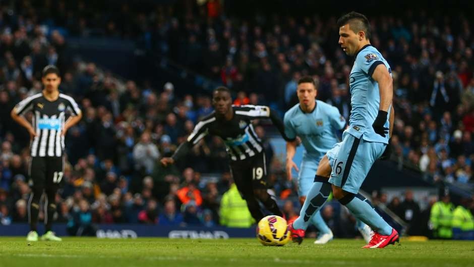 Giống Silva, Aguero vừa làm nhiệm vụ kiến tạo vừa giữ trọng trách ghi bàn cho Man City. Tuyển thủ Argentina mở tỷ số trên chấm penalty ngay ở phút thứ 2 và tung ra đường chuyền quyết định để David Silva ấn định chiến thắng 5-0 cho Man xanh trước Newcastle.