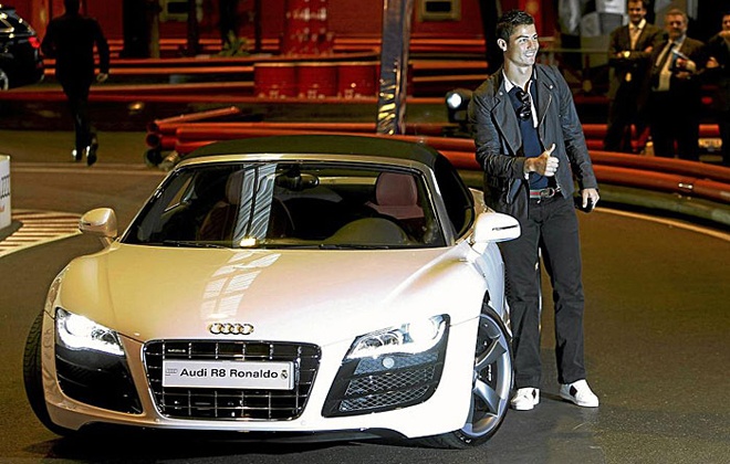 Trong khi hàng nghìn người chết mỗi ngày vì nghèo đói thì Ronaldo kiếm tới 300.000 bảng mỗi tuần cho gia đình chỉ có 3 người (Ronaldo cùng mẹ và con trai). Dù CR7 từng hỗ trợ cho những người cơ nhỡ song chừng đó không đủ để giúp anh trở thành tâm điểm của sự ganh tị.