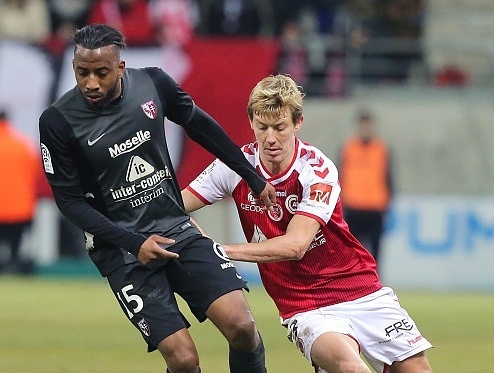 Lão tướng 33 tuổi người Pháp không hề cho thấy dấu hiệu mệt mỏi trong cuộc tiếp đón Metz. Anh chơi trọn 90 phút, tắc bóng chính xác 9/10 lần, 10 lần cản phá thành công đường chuyền của đối phương và có 88 lần chạm bóng.