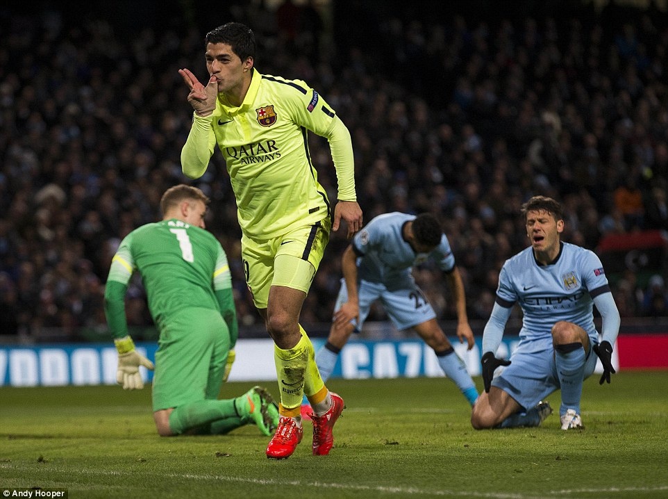 Luis Suarez lap cu dup, Barca danh bai Man City 2-1 hinh anh