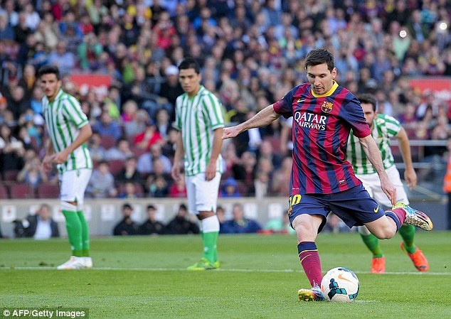 Messi da hong penalty nhung kip sua loi bang cu da boi hinh anh