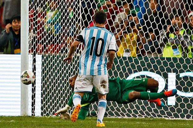 Messi bat luc truoc thu thanh Brazil tren cham phat den hinh anh